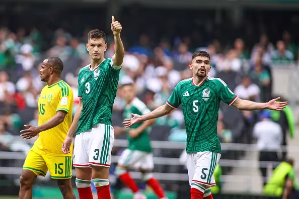 Johan Vásquez y César Montes, la dupla que sostiene la defensa de México en el Mundial 2026