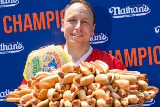 Hombre devora 66 'hot dogs' en 10 minutos en tradicional concurso de Nueva York