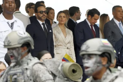 Abelardo De la Espriella encabeza el desfile militar en Medellín, un bastión de su victoria en Colombia
