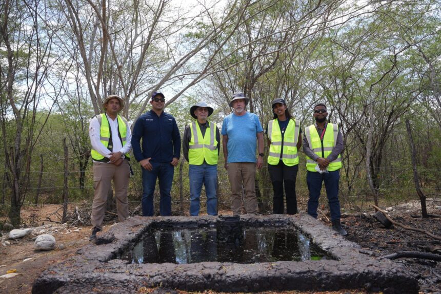 Geólogos de la Universidad de Texas visitan la cuenca de Azua para investigar potencial de hidrocarburos.