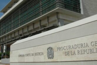 Ministerio Público arresta en aeropuerto a hombre investigado por múltiples delitos