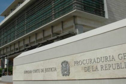 Ministerio Público arresta en aeropuerto a hombre investigado por múltiples delitos