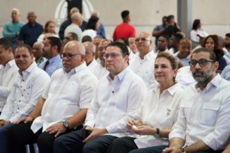 El director de Promipyme, Fabricio Gómez Mazara, el ministro del MICM, Yayo Sanz Lovatón y la alcaldesa del DN, Carolina Mejía.