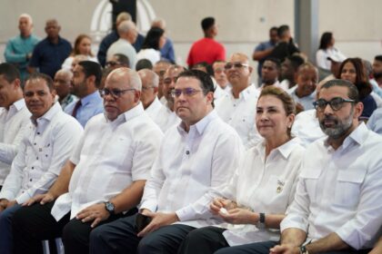 El director de Promipyme, Fabricio Gómez Mazara, el ministro del MICM, Yayo Sanz Lovatón y la alcaldesa del DN, Carolina Mejía.