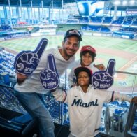 Arajet sorprende a padre dominicano con un viaje junto a su familia al Marlins Park de Miami