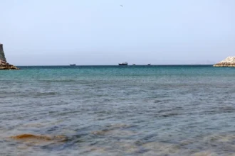Irán advierte con impedir el paso por Ormuz a los buques que acepten fondos iraníes congelados