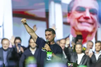 El partido de Lula denuncia a Flávio Bolsonaro ante la Justicia Electoral de Brasil por cuestionar las urnas electrónicas