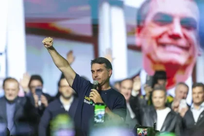 El partido de Lula denuncia a Flávio Bolsonaro ante la Justicia Electoral de Brasil por cuestionar las urnas electrónicas