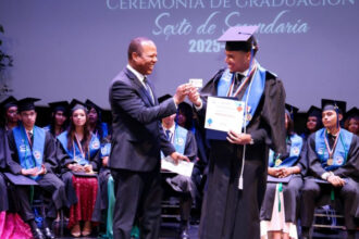 Intrant entrega carnets de aprendizaje a bachilleres graduados este año como Guardianes del Tránsito