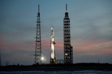 Bezos le pisa los talones a Elon Musk: Blue Origin busca recaudar USD 10.000 millones para competir con SpaceX