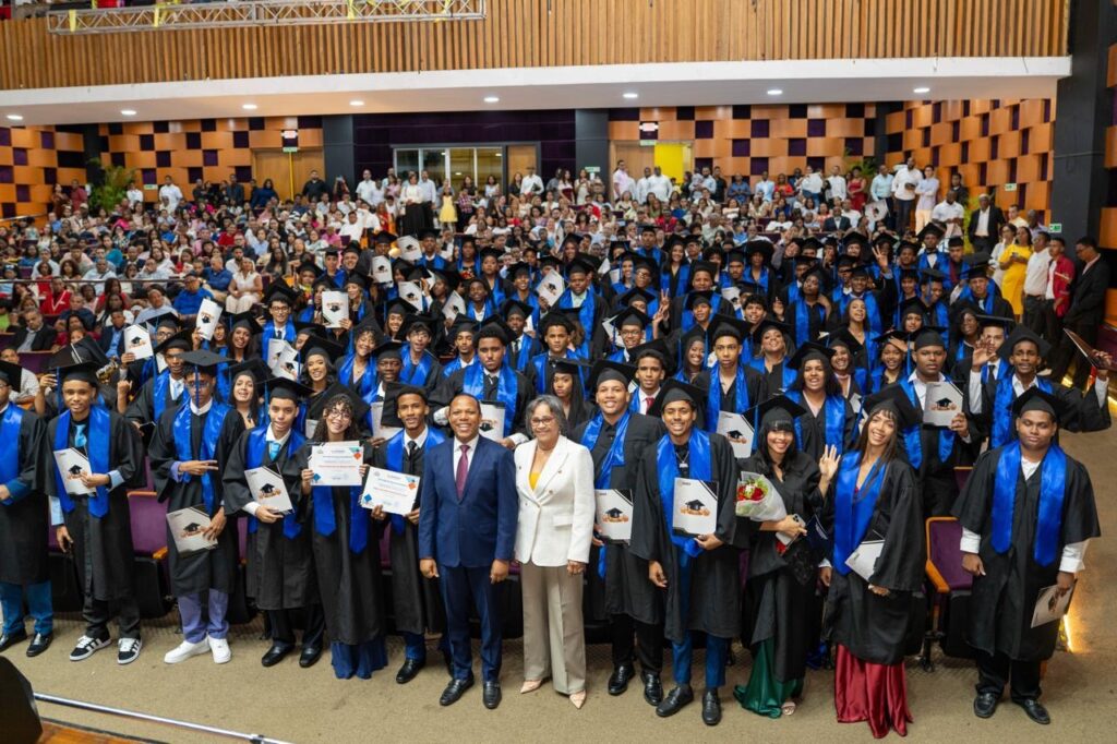 Intrant entrega carnets de aprendizaje a bachilleres graduados este año como Guardianes del Tránsito