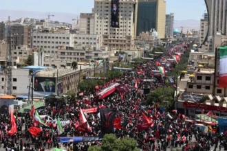 Multitudinario entierro de Alí Jameneí en Mashad pone fin a una semana de homenajes en Irán