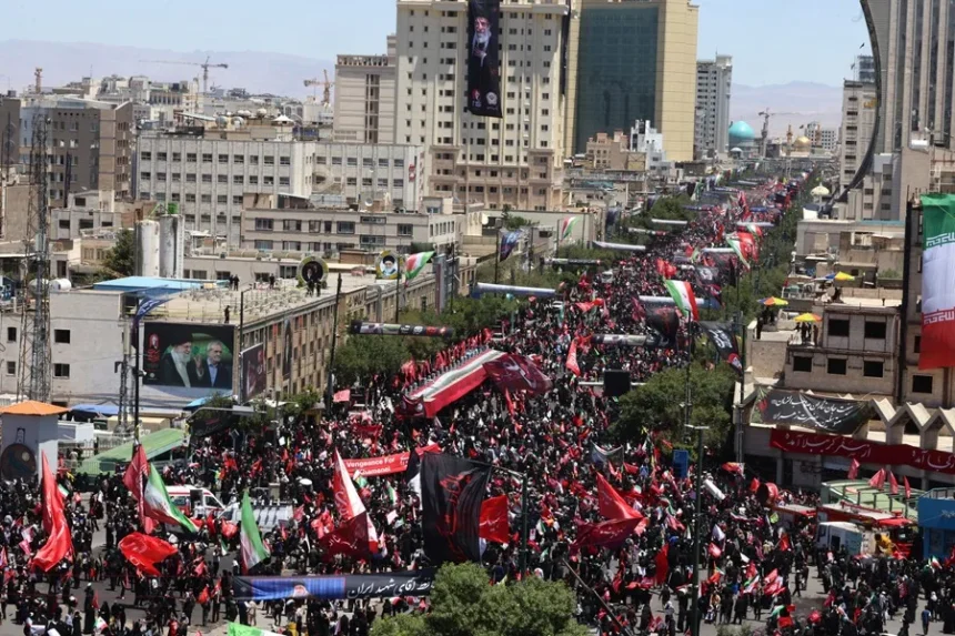 Multitudinario entierro de Alí Jameneí en Mashad pone fin a una semana de homenajes en Irán