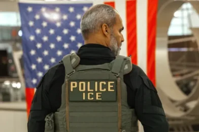 Agentes migratorios buscaron en Google negocios cercanos para hacer redadas en EE.UU., según una demanda
