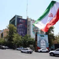Estados Unidos interrumpe los bombardeos a Irán mientras Trump espera una solución diplomática