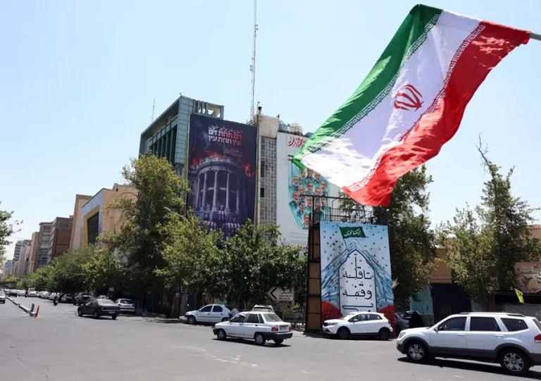Estados Unidos interrumpe los bombardeos a Irán mientras Trump espera una solución diplomática