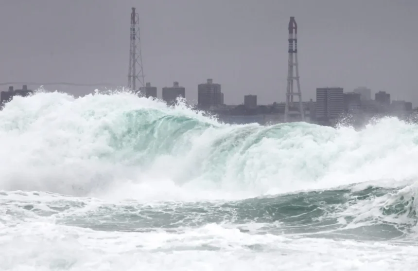 El tifón Bavi avanza hacia las islas del sur de Japón con vientos de más de 200 km/h