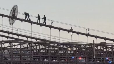 Una mujer se trepó por los cables del Puente de Brooklyn a 85 metros de altura y paralizó la hora pico en Nueva York