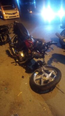 Dos hombres mueren en accidente entre motocicleta y automóvil en Azua