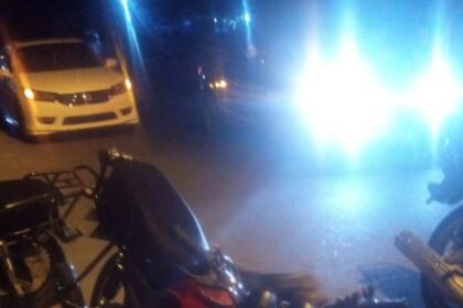 Dos hombres mueren en accidente entre motocicleta y automóvil en Azua