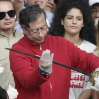 Petro entregará la espada de Simón Bolívar y la sotana del cura Camilo Torres a dos museos