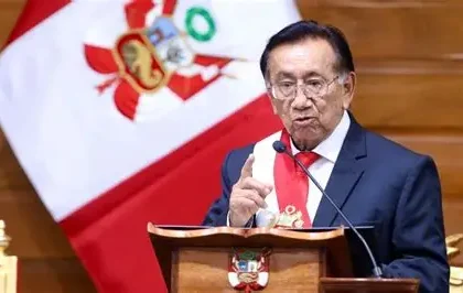 Presidente interino de Perú solicita al Congreso que se le otorgue una pensión vitalicia