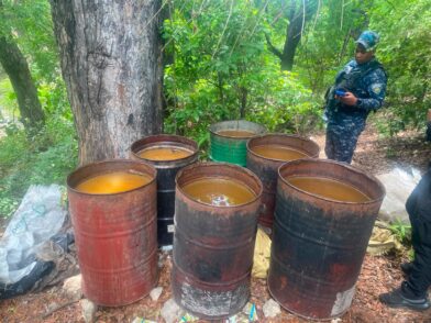 Desmantelan en Azua fábrica clandestina con más de 25 mil litros de alcohol adulterado - Noticias de hoy en República Dominicana | De Último Minuto