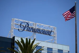 Los actores Cumberbatch y Cumming alertan del riesgo para Reino Unido por la fusión de Paramount y Warner