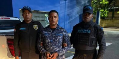 PN entrega a la justicia al agente involucrado en la muerte de joven en sector de Herrera
