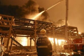 Incendio en una fábrica de calzado del sureste de China deja varios atrapados y víctimas