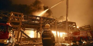 Incendio en una fábrica de calzado del sureste de China deja varios atrapados y víctimas
