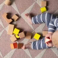 Detienen a extrabajador de guarderías acusado de abusar de más de 100 niños en Australia