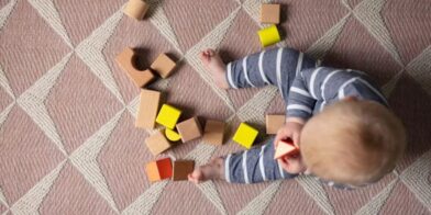 Detienen a extrabajador de guarderías acusado de abusar de más de 100 niños en Australia