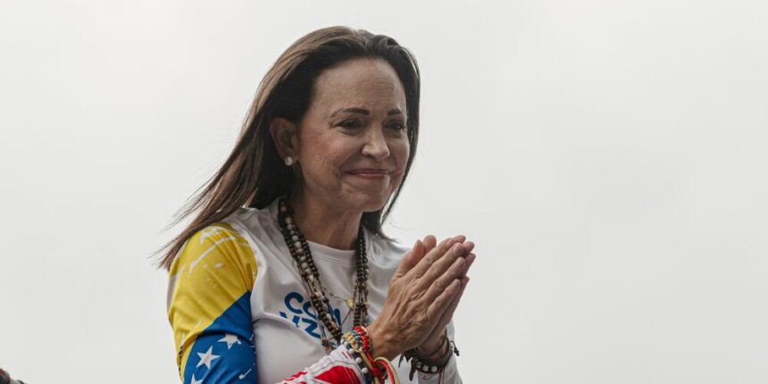 Machado dice que vuelve a Venezuela y pide ayuda a para la "reconstrucción democrática"