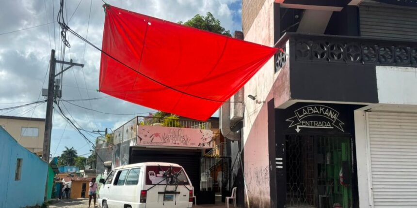 Con profundo pesar, familiares se reúnen para velar a niña ultimada por su madre en Manoguayabo