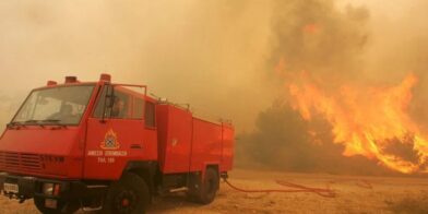 Dos bomberos mueren en un incendio forestal en la isla griega de Creta