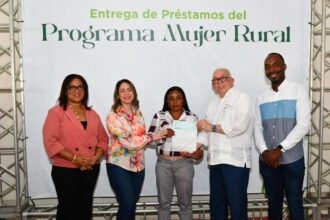 El administrador del Banco Agrícola, Fernando Durán y la ministra de la mujer, Gloria Reyes, encabezaron la actividad en primera fila.