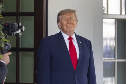Trump da marcha atrás y no cobrará la tasa del 20 % a los buques que transiten por Ormuz