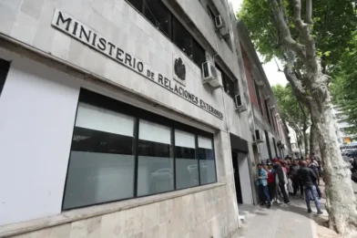 Uruguay dialoga con Estados Unidos para recibir a personas deportadas
