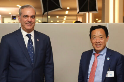 El presidente Luis Abinader y el director general de la Organización de las Naciones Unidas para la Alimentación y la Agricultura (FAO), Qu Dongyu.