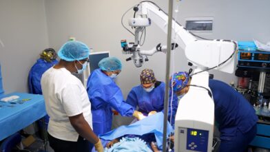 Inabie beneficia a 13 estudiantes con cirugías oculares gratuitas para mejorar su salud visual