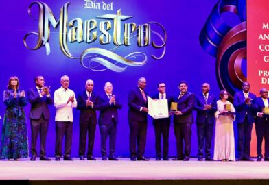 UASD reconoce a Andrés Navarro como profesor del año 2025-2026 en el Día del Maestro - Noticias de hoy en República Dominicana | De Último Minuto