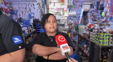 Apagones prolongados mantienen en crisis a comerciantes de Boca Chica