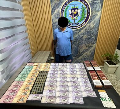 DINTEL ocupa arma de fuego ilegal, más de 800 cigarrillos de contrabando y detiene a dos personas durante allanamientos en La Vega