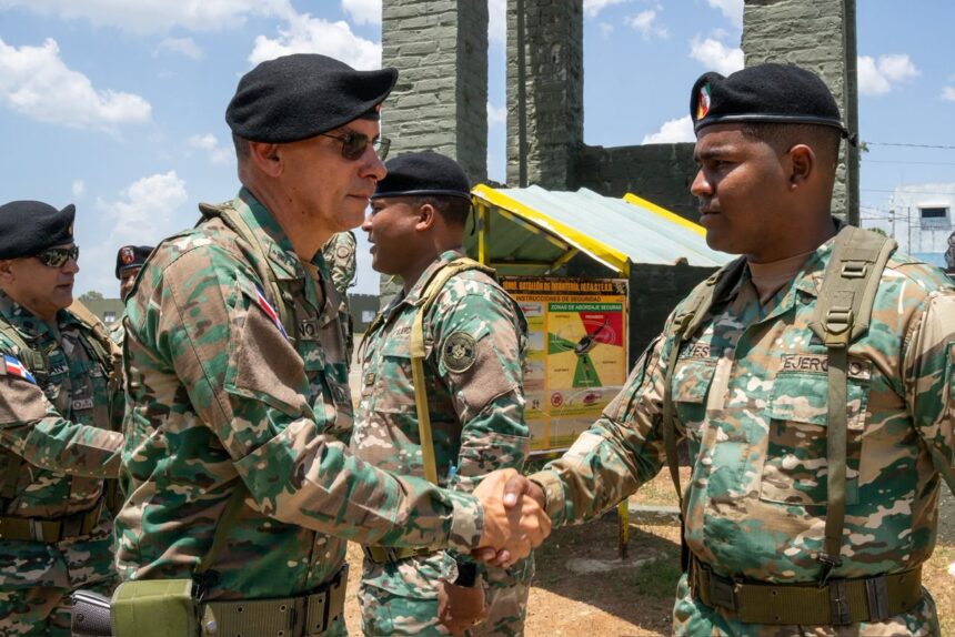 Comandante del Ejército realiza recorrido por unidades fronterizas en Elías Piña y Dajabón