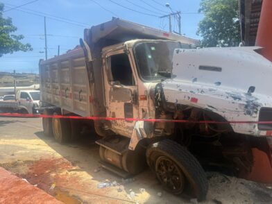 Camión de arena deja a un motorista gravemente herido en Quita Sueño, Haina - Noticias de hoy en República Dominicana | De Último Minuto