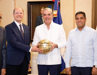 Abinader recibe en el Palacio Nacional a altos ejecutivos de la FIBA y del Comité Organizador de Santo Domingo 2026