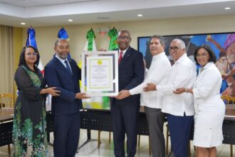 COOEPROUASD reconoce al rector Editrudis Beltrán por fortalecer el cooperativismo universitario