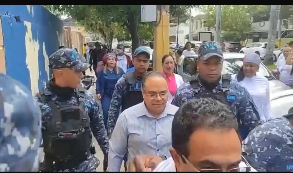 Imponen garantía económica y presentación periódica a odontólogo y asistente investigados por presunta mala práctica en La Vega - Noticias de hoy en República Dominicana | De Último Minuto