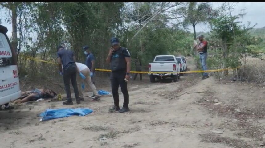 Hallan a mujer brutalmente asesinada con heridas de arma blanca y quemada en La Vega